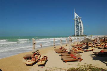 Обзор лучших отелей у пляжа в Дубае стоимостью до 100 долларов