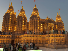 Храм BAPS Mandir с вечерней подсветкой