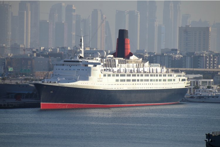 Лайнер Queen Elizabeth 2 (QE2)