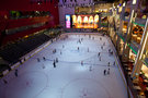 Dubai Mall skating rink © jimmyweee @ wikimedia.org / CC BY 2.0.