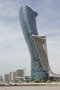 Хмарочос Capital Gate © FritzDaCat @ wikimedia.org / CC BY-SA 3.0.